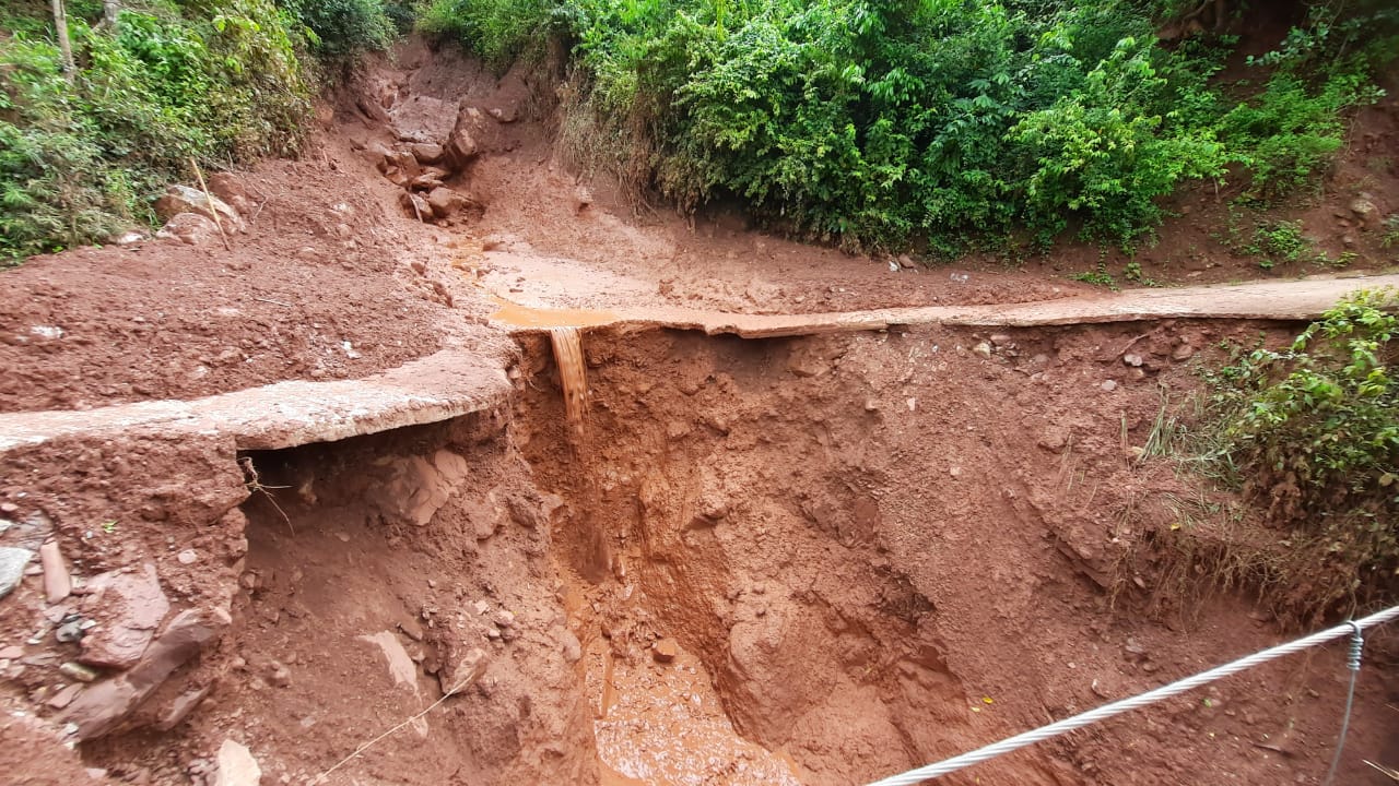 EN IMÁGENES: la singular solución de los agricultores de Seboruco en Táchira ante el colapso de la carretera