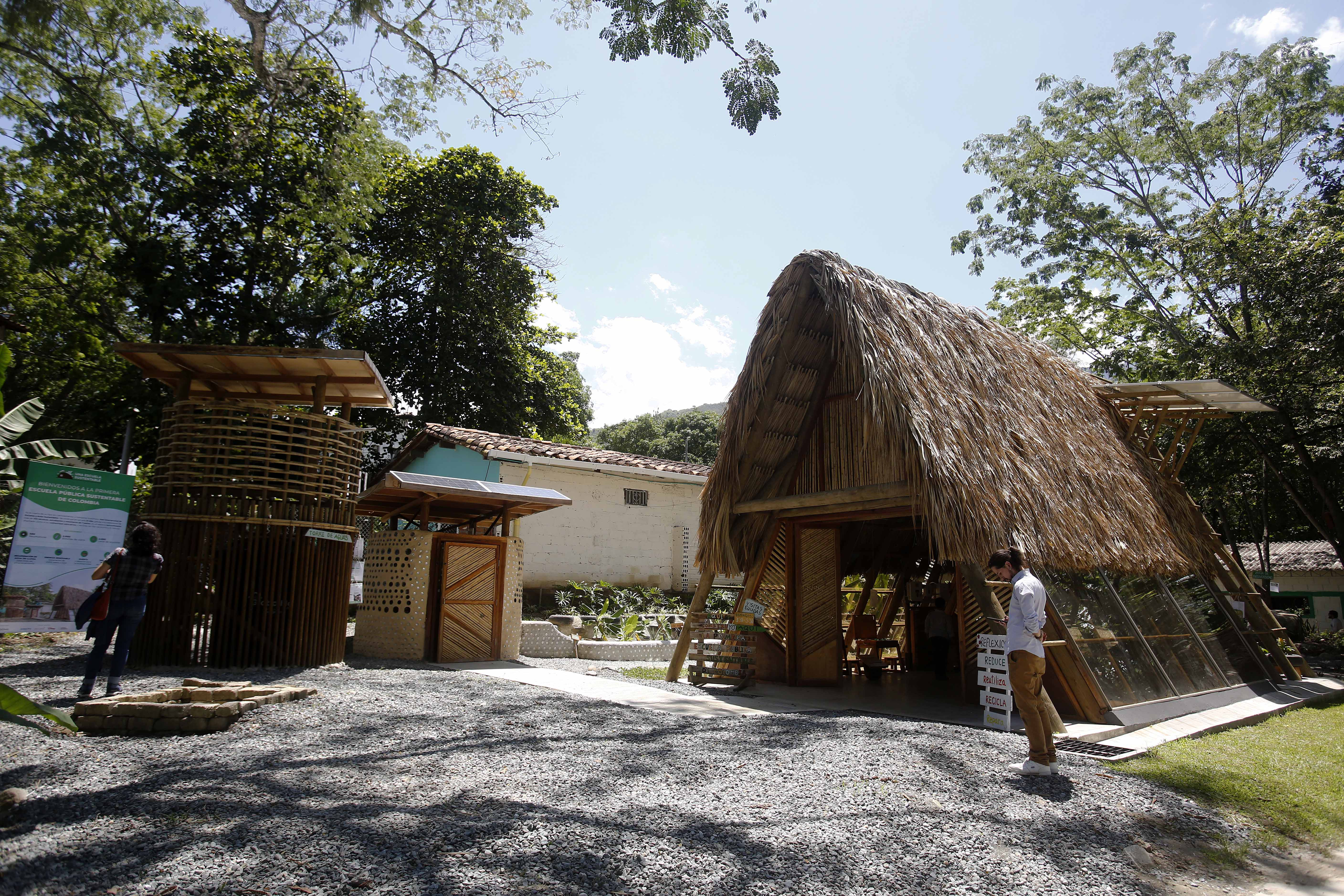 Una escuela hecha de residuos, el primer colegio sustentable de Colombia (FOTOS)