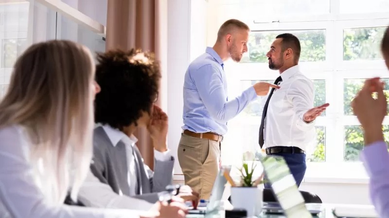 Bullying: por qué la mayoría de la gente no hace nada cuando lo presencia… y cómo podemos cambiar esta actitud