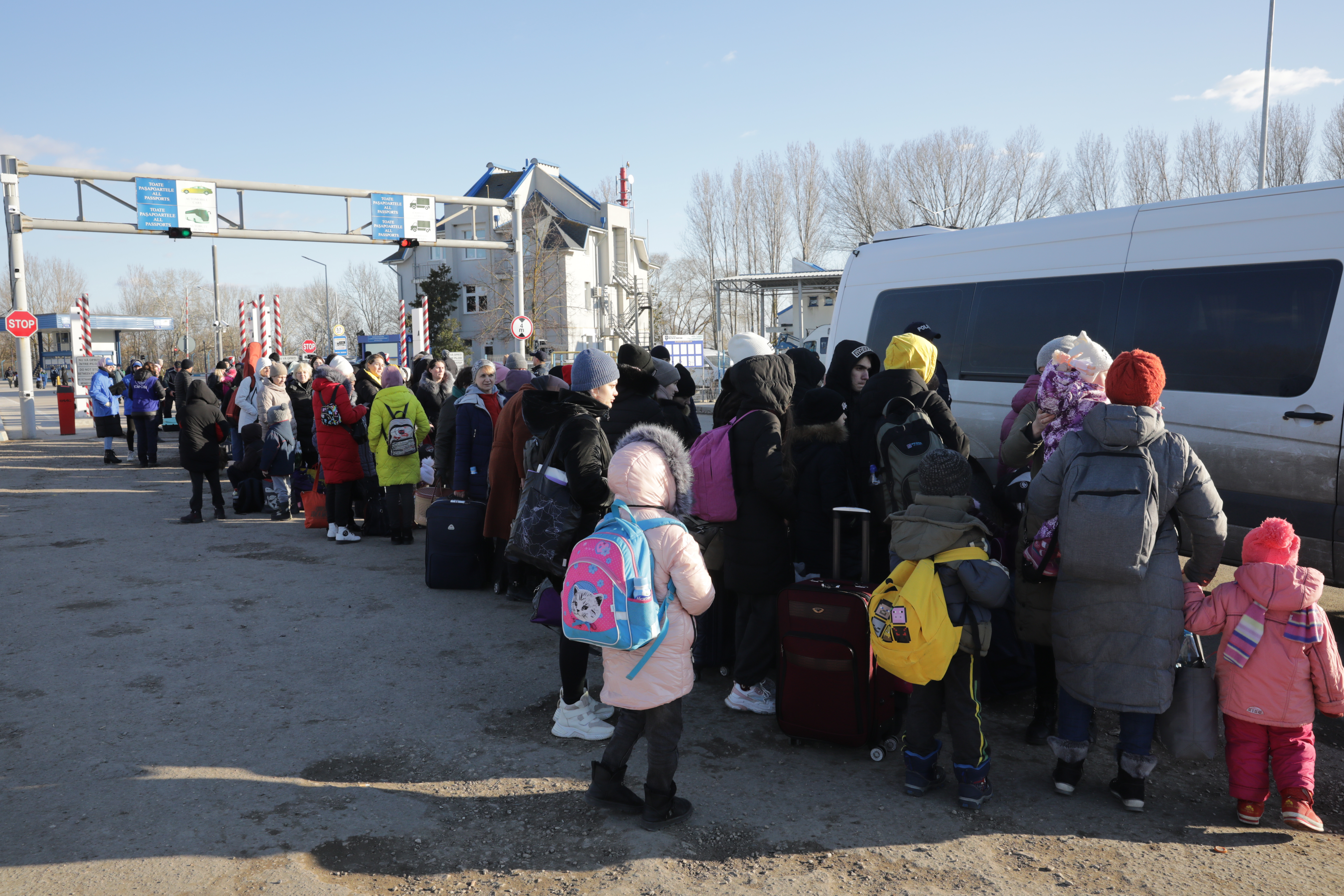 El éxodo ucraniano alcanza los 6,8 millones de refugiados y supera al sirio, según Acnur
