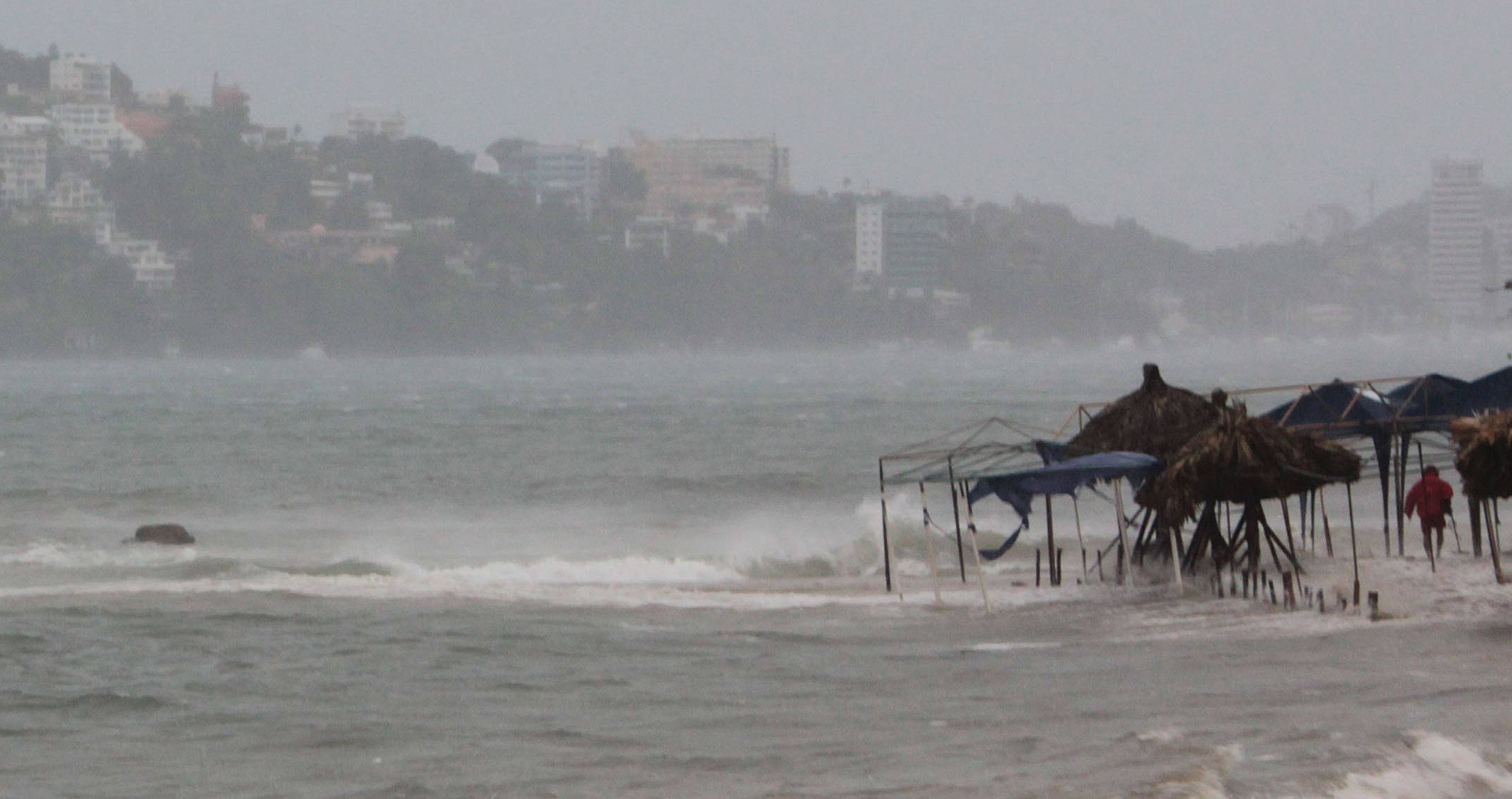 Tormenta Ághata se intensifica a huracán frente a costas del estado mexicano de Oaxaca