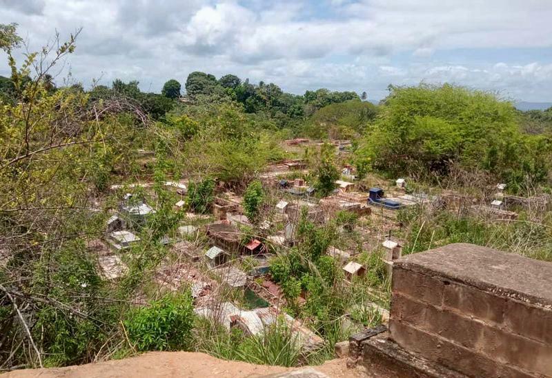 ¡Deplorable! Así está el cementerio municipal de San Félix (FOTOS)