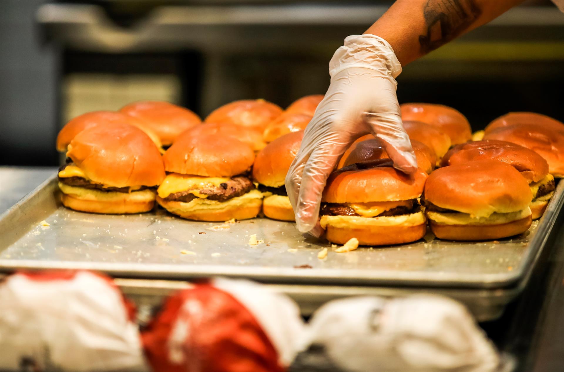 Un niño de dos años encarga en EEUU 31 hamburguesas con el teléfono de su mamá