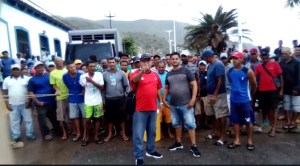 Pescadores de Río Caribe se alzaron por falta de gasolina: “Se nos están dañando las embarcaciones” (VIDEO)