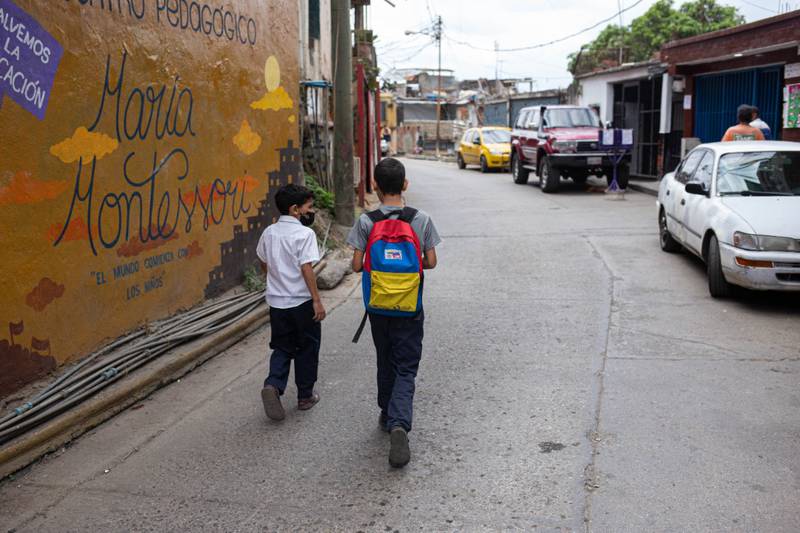 Docentes venezolanos imparten tareas dirigidas para obtener ingresos extras