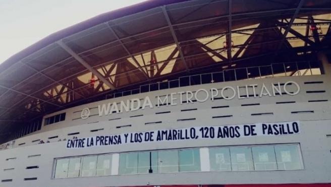 “Entre la prensa y los de amarillo, 120 años de pasillo”: La fachada del Metropolitano calentó el derbi madrileño