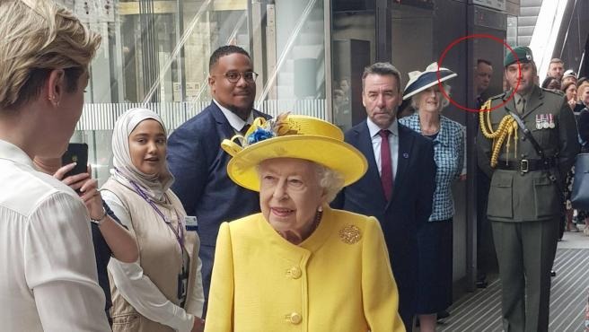 El detalle en una foto VIRAL de la reina de Inglaterra: “Tuve que hacer zoom para comprobarlo”