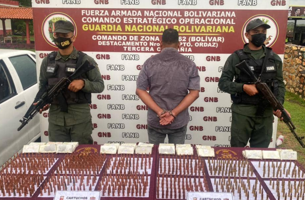 Detienen a un hombre en Bolívar con un arsenal en su vehículo