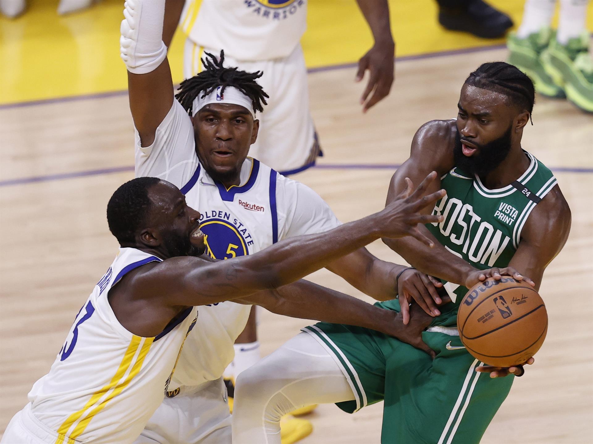 Polémica en la NBA: dos estrellas de los Warriors se fueron a los golpes en plena práctica (Video)