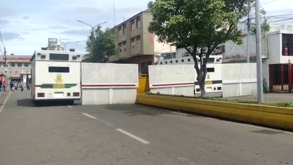 Colombianos que votarán en las presidenciales, intimidados tras instalación de valla militar en San Antonio del Táchira