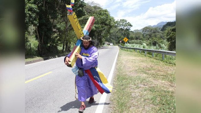 Peregrino arrancó desde Caracas su travesía a pie con una cruz al hombro rumbo al Santo Cristo de La Grita (IMÁGENES)