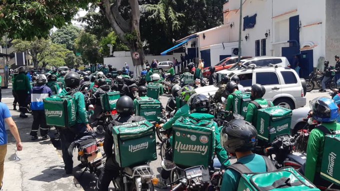 Motorizados de Yummy protestan en Caracas por baja remuneración (Videos)