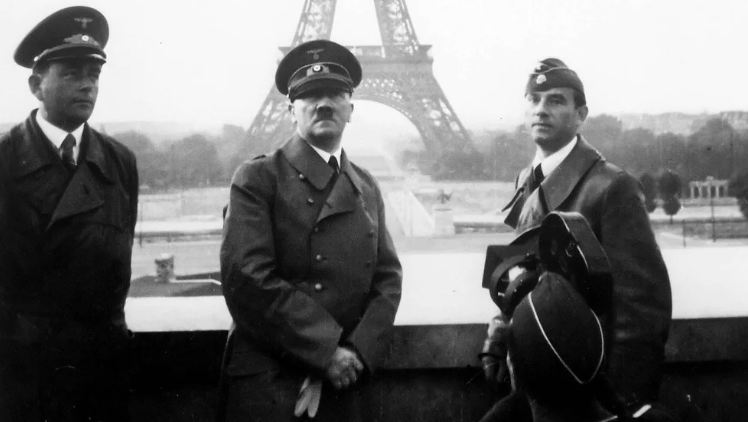 Los nazis en París: el tour de Hitler, su actitud frente a la tumba de Napoleón y la orden de destruir la ciudad