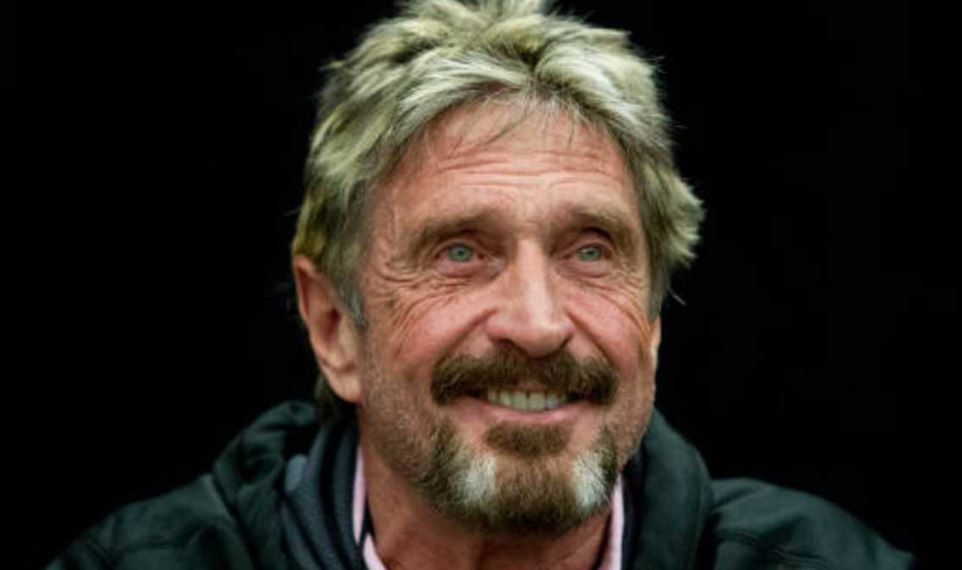 El cuerpo de John McAfee sigue en una morgue de Barcelona un año después de su muerte