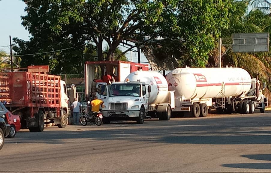 Dicen que no hay unidades para distribuir gas en Barinas, pero si la gente paga cinco dólares, aparecen por “arte de magia”