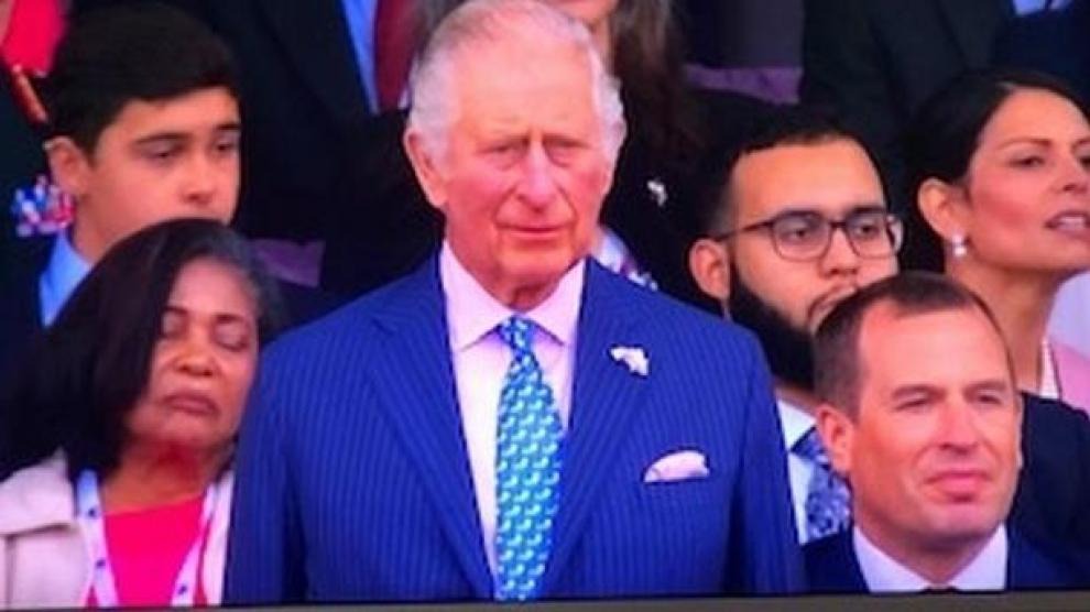 VIRAL: Mujer se duerme detrás del príncipe Carlos en el desfile del jubileo de la Reina (VIDEO)