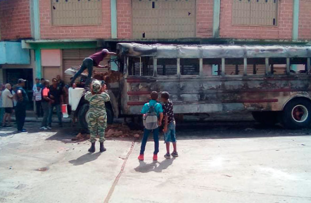 Chofer sufrió quemaduras tras el incendio de su autobús en Aragua este #9Jun