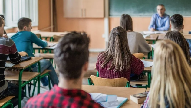 Se enojaban con su profesor porque les daba siempre la misma clase, pero su confesión les rompió el corazón