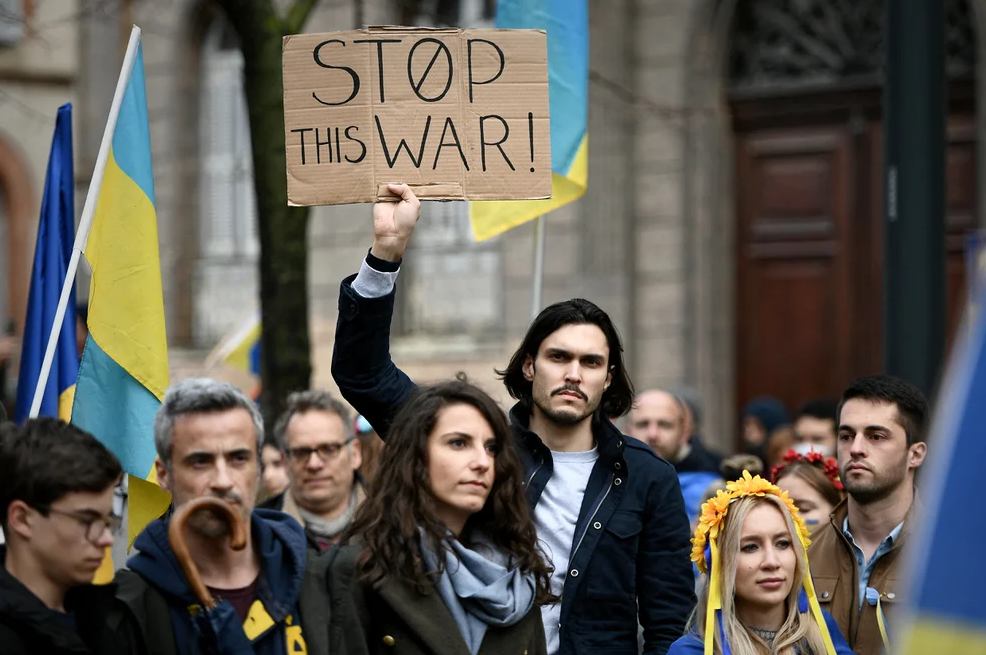 Protesta contra la guerra en Ucrania dejó más de 50 detenidos en Rusia