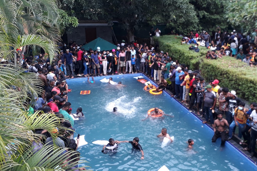 Se bañaron en la piscina y se acostaron en su cama: así se vivió la toma de la residencia del Presidente de Sri Lanka (VIDEOS)