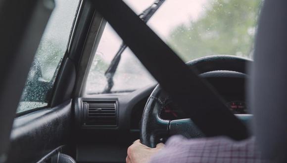 El aterrador descubrimiento que hizo una mujer al alquilar un carro y sentir un olor nauseabundo en el interior