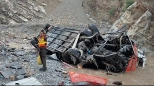 Casi 20 muertos y 14 heridos al caer un autobús por barranco en Pakistán