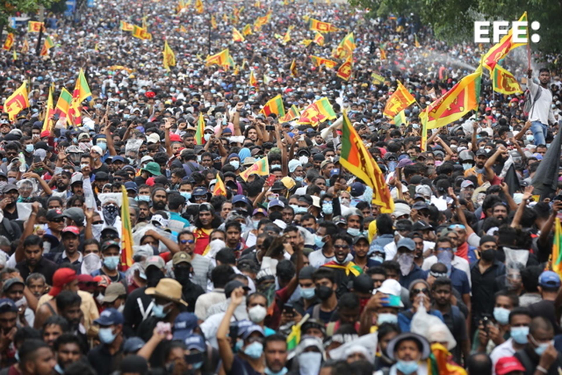 Dimisiones e incertidumbre política marcan Sri Lanka tras manifestaciones