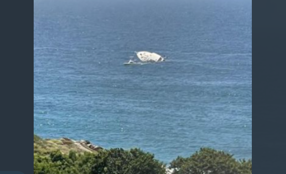 FOTO evidenció el hundimiento de un yate en las costas de Vargas