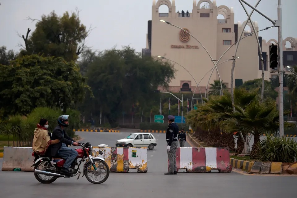 Salvaje arremetida: Tiktoker estadounidense de 21 años fue violada en grupo en un hotel de Pakistán