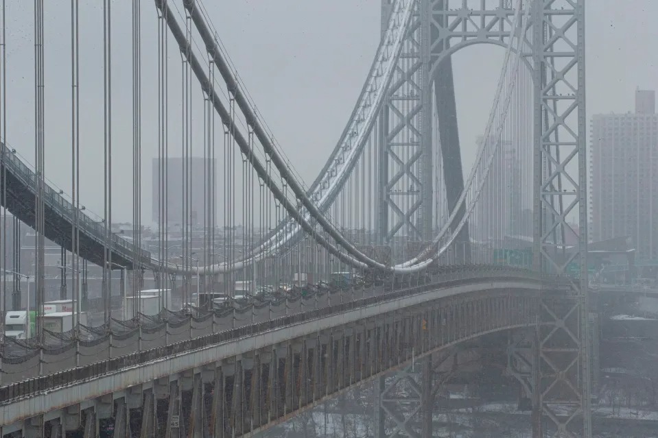 Fue acribillado a tiros mientras conducía sobre un puente en Nueva York