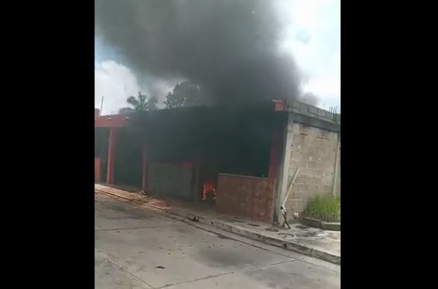Su carro prendió en llamas y acabó con 80% de su cuerpo quemado en Valencia (Video)