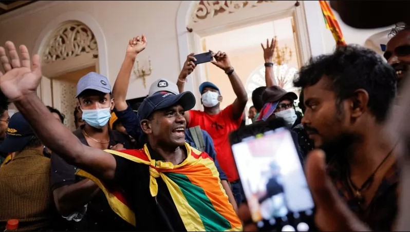 Claves para entender las violentas protestas que hicieron caer al gobierno de Sri Lanka