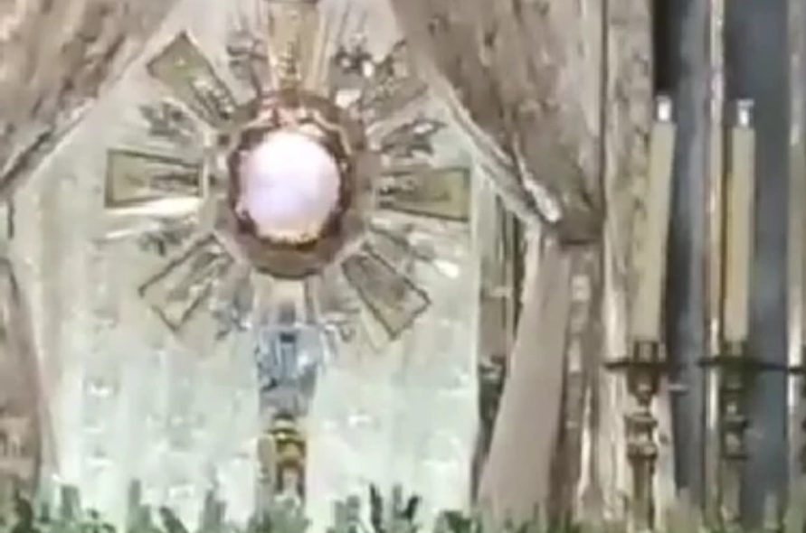 Curiosa imagen del Santísimo Sacramento se hace viral e inquieta a los creyentes (VIDEO)