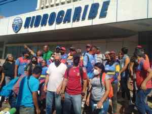 En “cholas” trabajan técnicos de Hidrocaribe en Anzoátegui que protestan también porque no les pagan los bonos