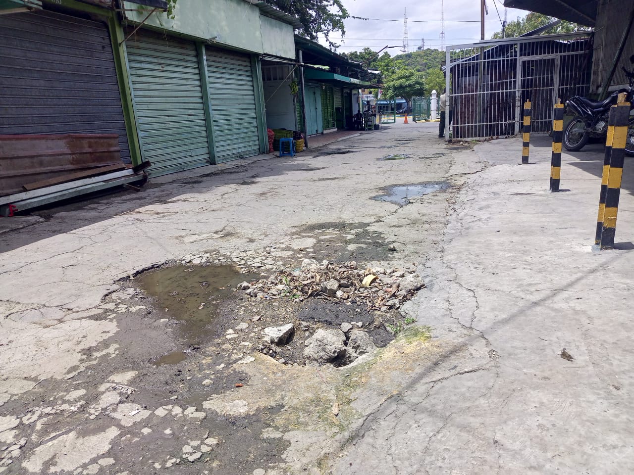 “A medias” así resuelven las autoridades el desbordamiento de aguas negras en el Mercado Libre de Maracay