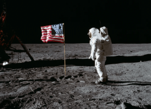 ¿El hombre llegó a la Luna? De la bandera “flameando” a un film trucado y otras teorías conspirativas