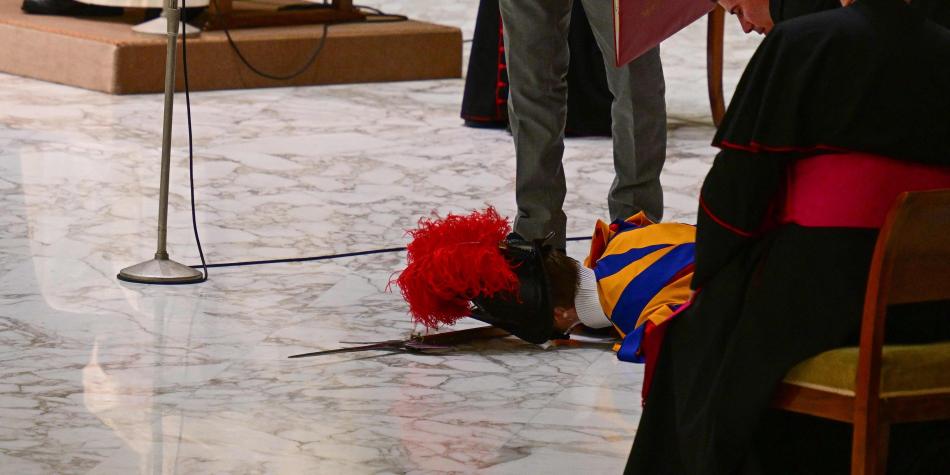 Susto en el Vaticano: guardia se desmayó frente al papa Francisco (VIDEO)