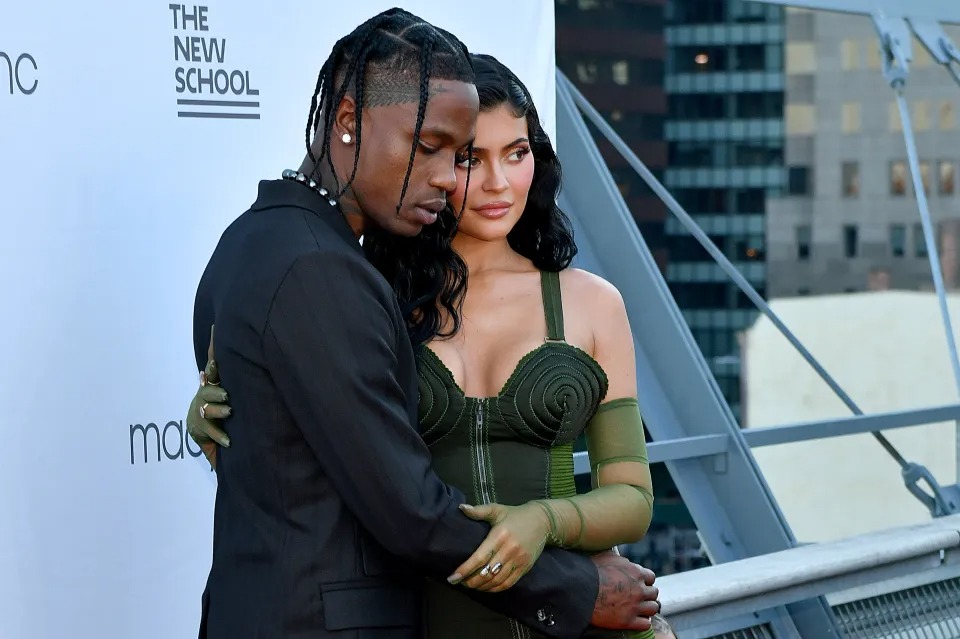 ¡Awww! Travis Scott transformó su mansión en un jardín de rosas para Kylie Jenner (VIDEO)