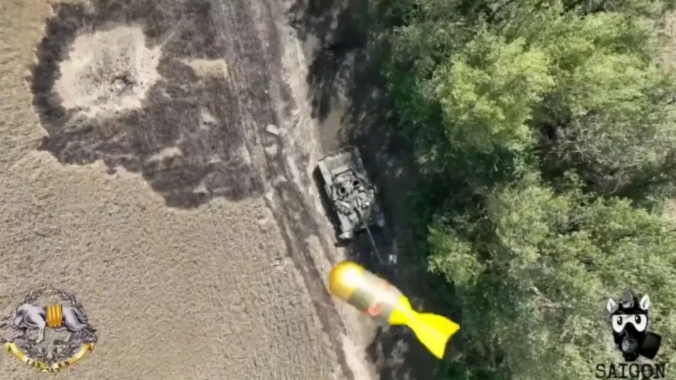 Video de IMPACTO: Dron ucraniano lanzó una bomba justo en la escotilla abierta de un tanque ruso