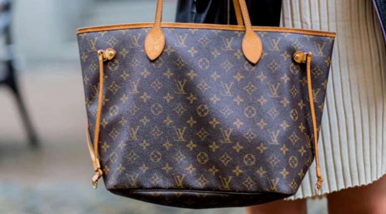 Tiene que pagar más de mil euros a su exnovia por orinar en su bolso Louis Vuitton