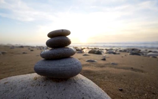 Por qué apilar piedras en la playa es un peligro para la naturaleza… y para la humanidad