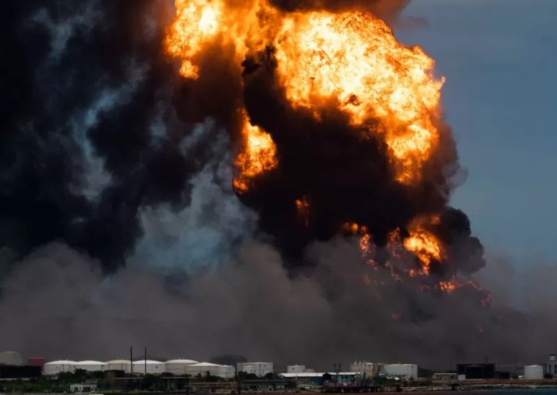 Por qué no se ha logrado controlar el gigantesco incendio en un depósito de combustible en Cuba