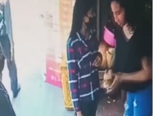 Captaron EN VIDEO a un trío de mujeres robando papas de un local en Los Teques