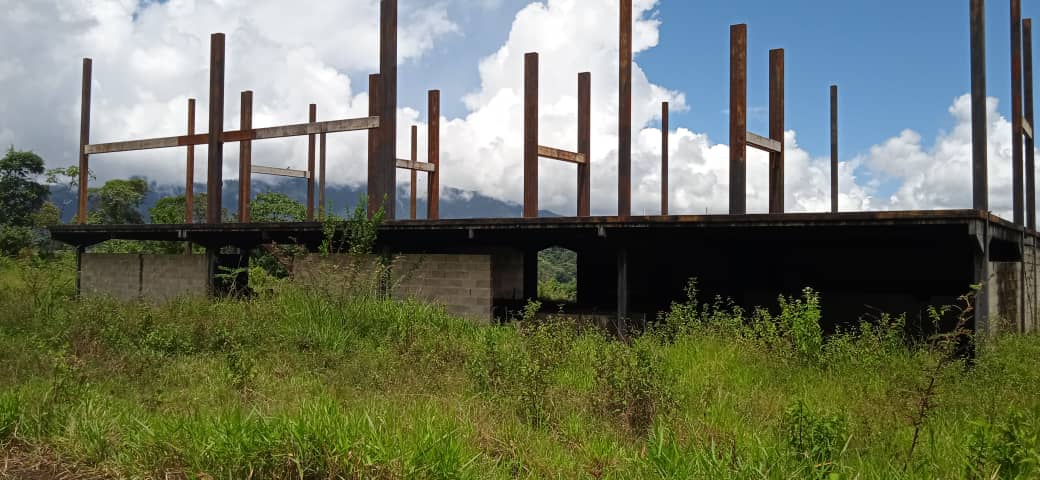 Monte y vigas oxidadas: lo que quedó del liceo prometido por el chavismo en Calderas, Barinas