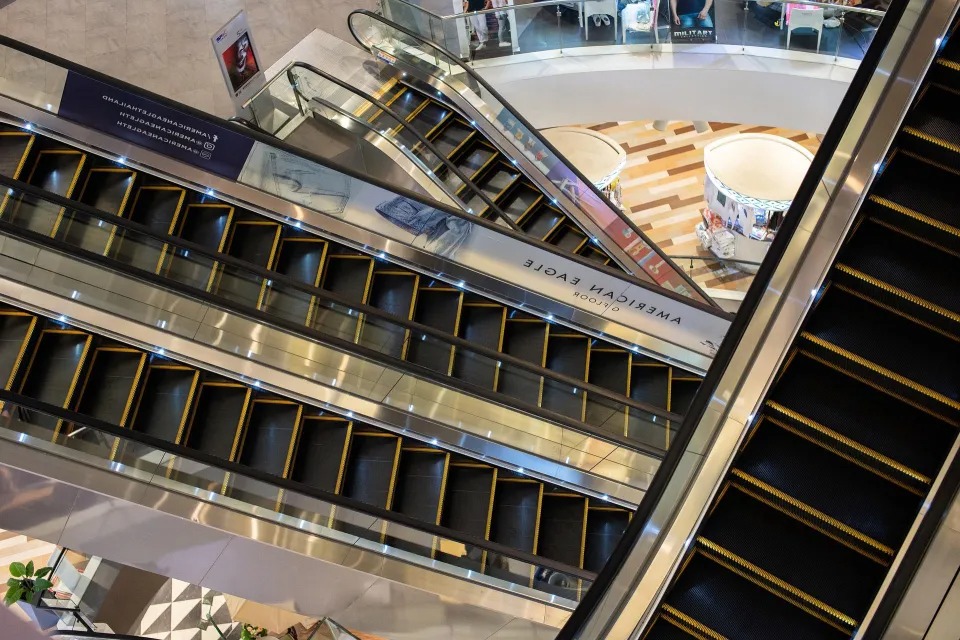 VIDEO: Drama en centro comercial de California cuando la mano de un niño se atoró en escalera eléctrica