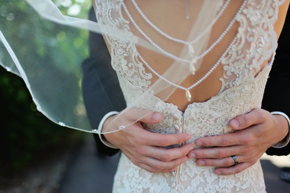 Reglas estrictas: Novia exige que invitados a la boda se vistan como modelos de pasarela (VIDEO)