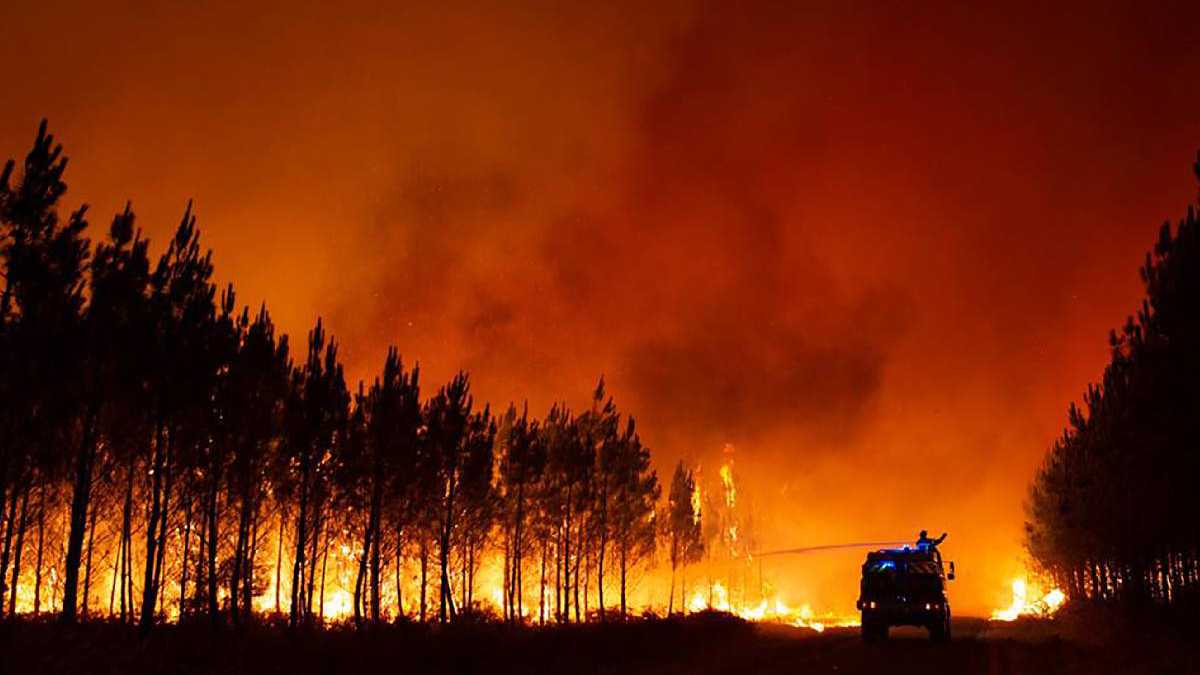 Bomberos franceses siguen combatiendo incendios a la espera de lluvias que pondrán fin a ola de calor