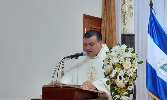 “No me dejen solo”: El clamor de un sacerdote nicaragüense asediado por policías