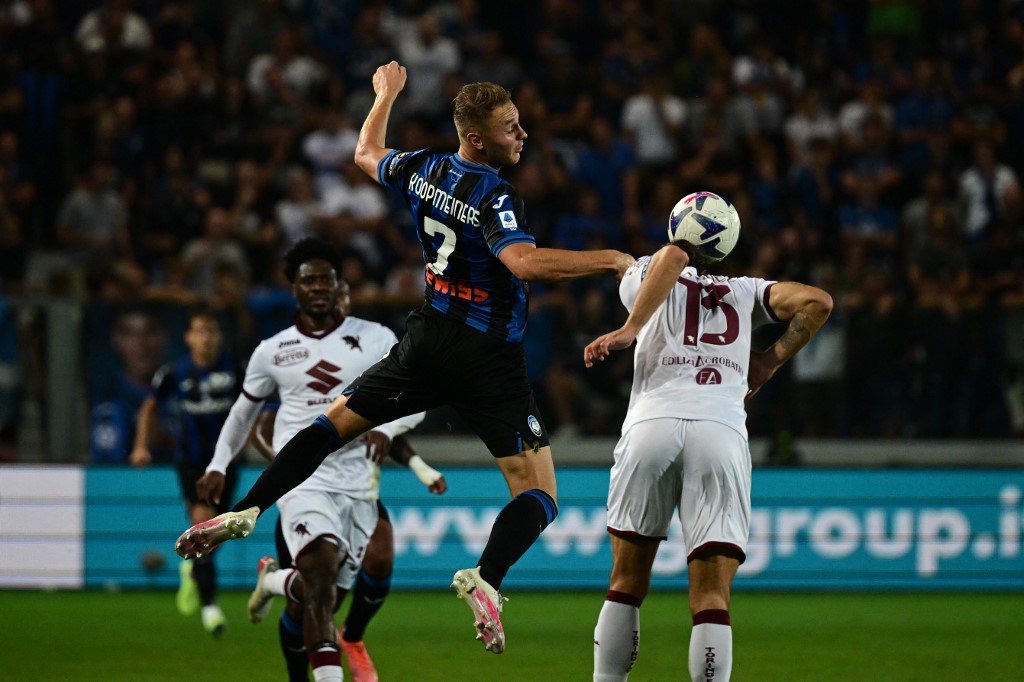 Hat-trick de Koopmeiners alzó a la Atalanta al liderato de la Serie A