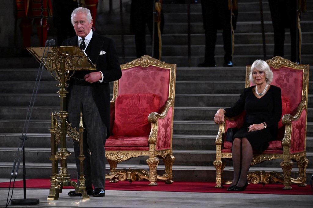 Carlos III promete en el Parlamento respetar los principios constitucionales